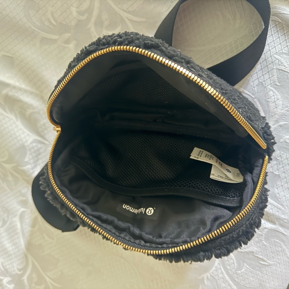 Sold! Lululemon Sherpa belt bag - Picture 5 of 8